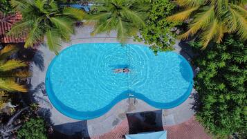 Kolam renang terbuka