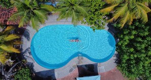 Una piscina al aire libre