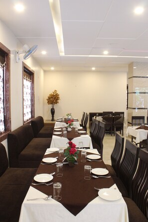 Family dining - Regal Hotel and Restaurant (Mathura)