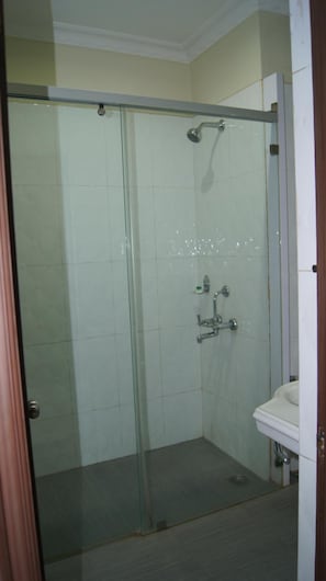 Ducha, artículos de tocador gratuitos, batas, toallas