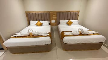 Family Twin Room | 1 bedroom, Egyptian cotton sheets, premium bedding, laptop workspace
