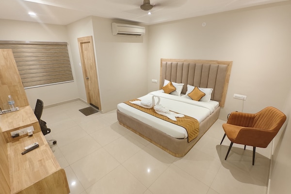 Luxury Double or Twin Room | Egyptian cotton sheets, premium bedding, laptop workspace