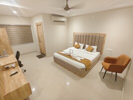 Luxury Double or Twin Room | Egyptian cotton sheets, premium bedding, laptop workspace