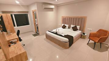 Luxury Double Room | Egyptian cotton sheets, premium bedding, laptop workspace