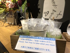 Presentación de productos para el cuidado del cabello, que incluye un cepillo, una liga para el pelo, una navaja y un hisopo de algodón.