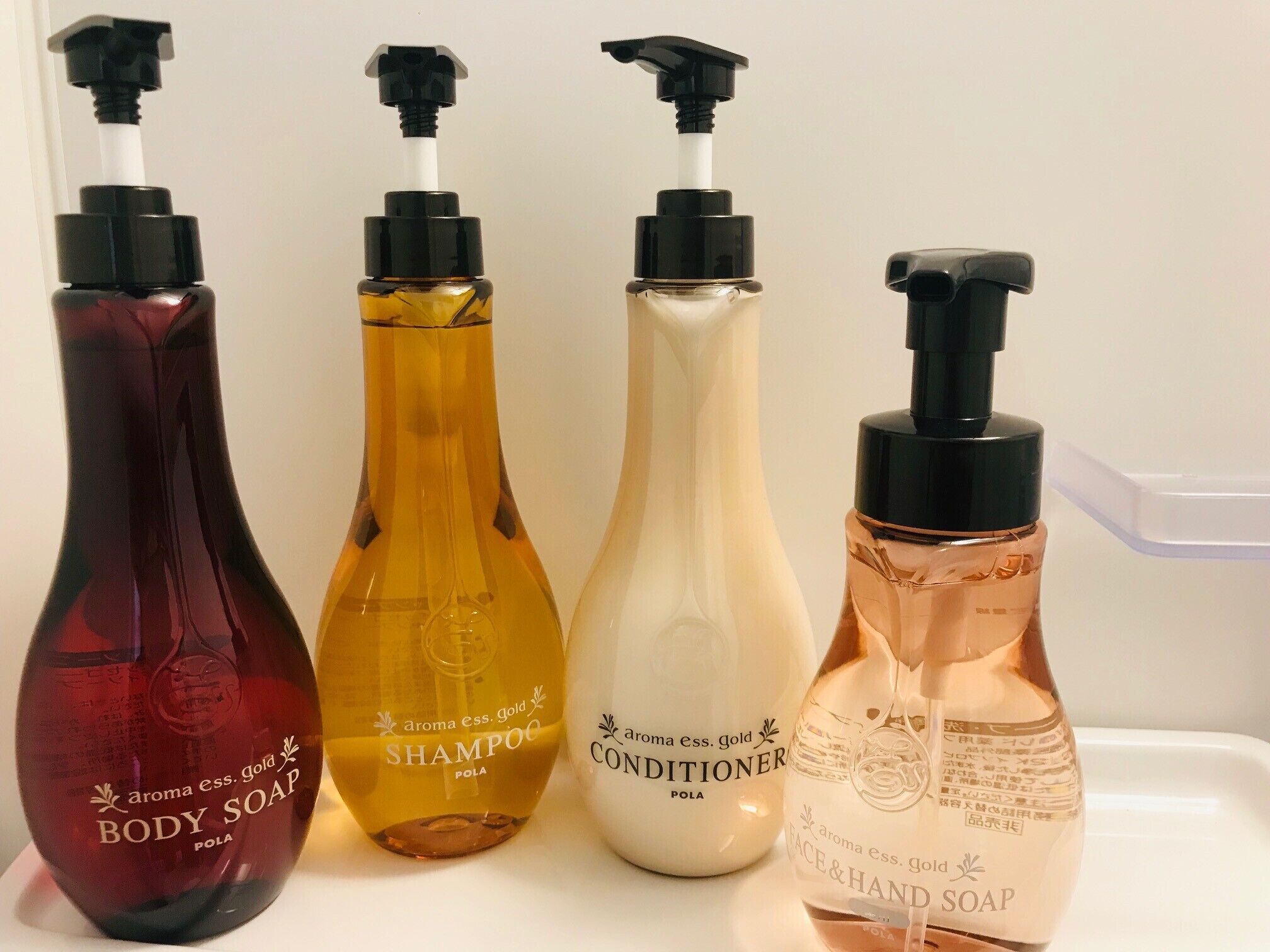 combined shower/bathtub, deep-soaking bathtub, free toiletries