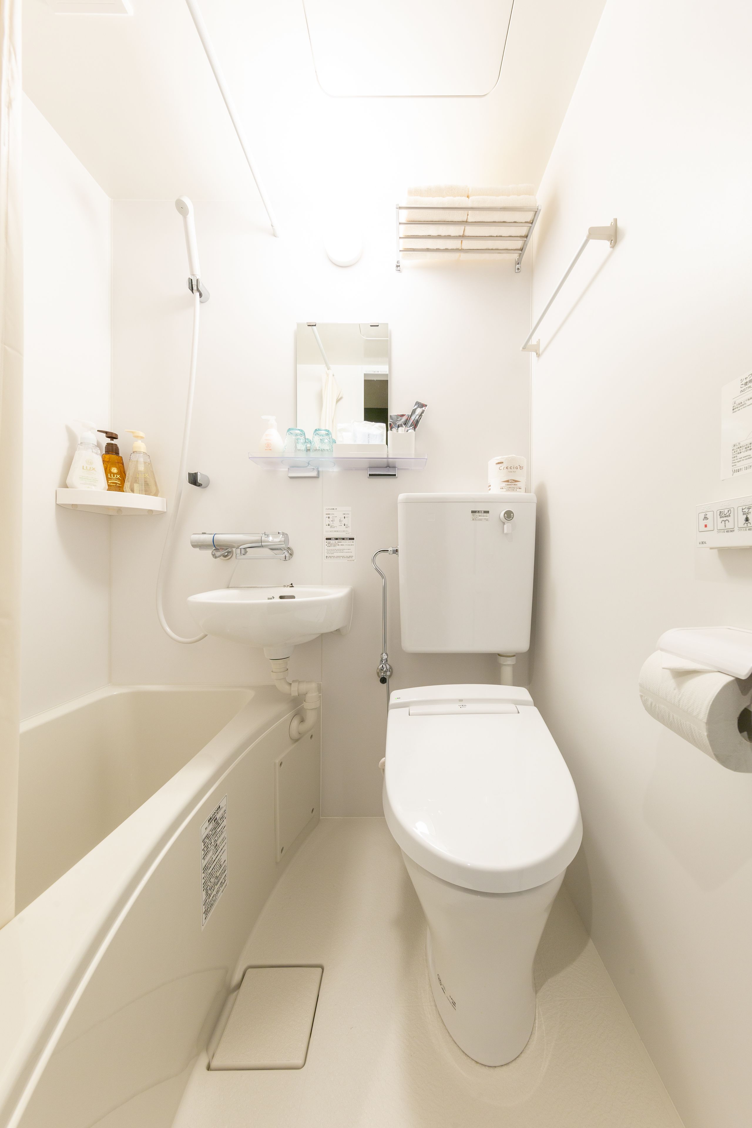 combined shower/bathtub, deep-soaking bathtub, free toiletries