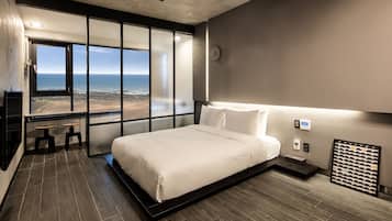 Deluxe | Individually decorated, individually furnished, desk, laptop workspace