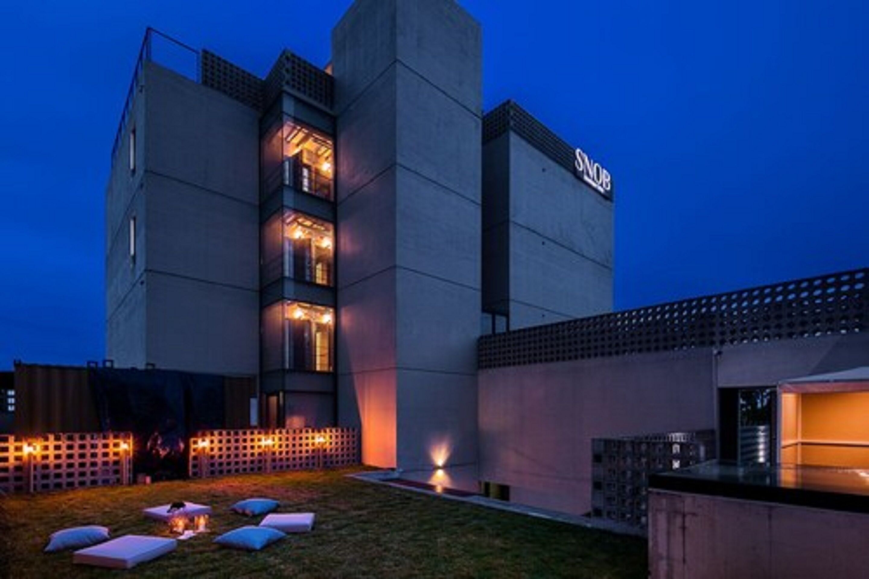 住宿正面 (夜晚)