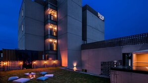 Un edificio moderno con una torre destacada y un letrero que dice 