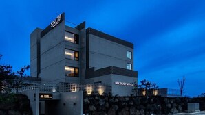 Un edificio moderno con un letrero que dice 'SNOB' y 'HEY. DISFRUTA POR QUÉ'.