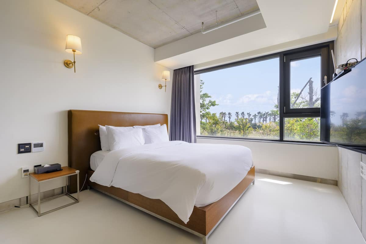 Luxury Double Room, 1 Bedroom, Ocean View | Dihias secara berasingan, dilengkapkan perabot secara berasingan, meja