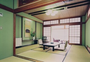 Habitación tradicional, baño privado, vistas al mar (Japanese-style) | Caja fuerte, tabla de planchar con plancha, wifi gratis y ropa de cama