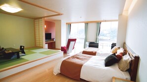 Una habitación de hotel con cama, escritorio, silla y televisor.