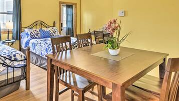 1 slaapkamer, een bureau, gratis wifi, beddengoed