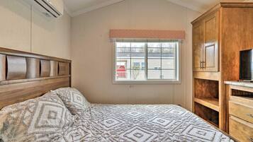 2 bedrooms, desk, free WiFi, bed sheets