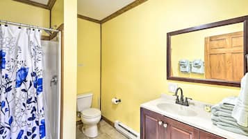 Een douche, een haardroger, handdoeken, zeep