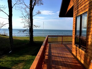 Una terraza de madera con vistas al mar.
