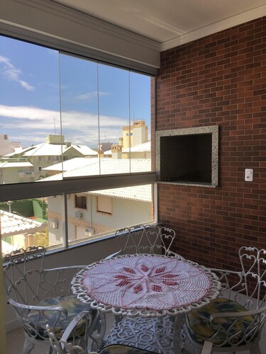 Large apartment in English, near the beach. 2 suites with air. 2 vacancies.