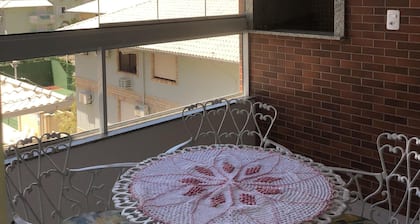 Large apartment in English, near the beach. 2 suites with air. 2 vacancies.