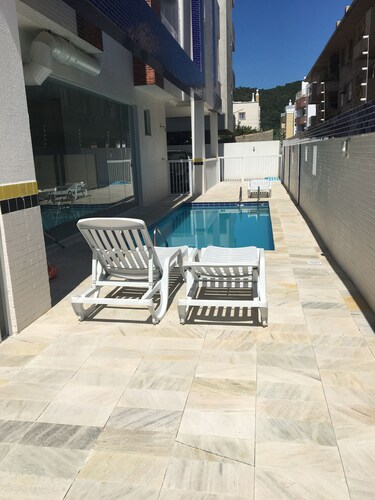 Suuri englanninkielinen huoneisto lähellä rantaa. 2 sviittiä ilman kanssa. 2 avointa työpaikkaa.