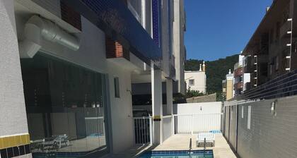 Suuri englanninkielinen huoneisto lähellä rantaa. 2 sviittiä ilman kanssa. 2 avointa työpaikkaa.