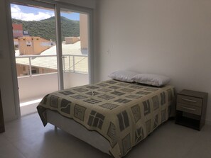 2 bedrooms, WiFi, wheelchair access - Large apartment in English, near the beach. 2 suites with air. 2 vacancies. (Ingleses Norte)