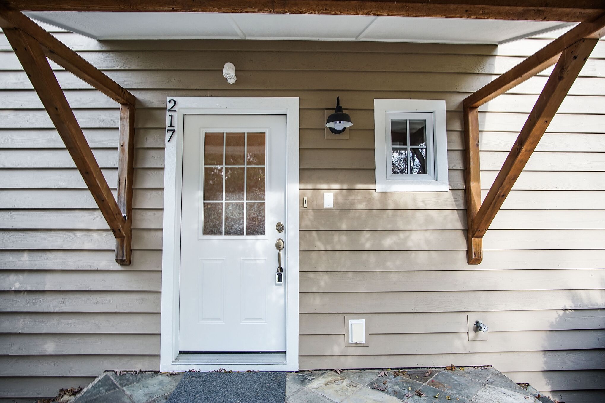 Ideal Location - Spacious Open Concept Refurbished Boat House - Sleeps 9!
