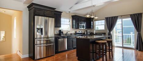 Refrigerador, microondas, horno y parrilla de estufa