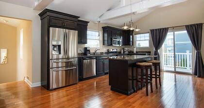 Ideal Location - Spacious Open Concept Refurbished Boat House - Sleeps 9!