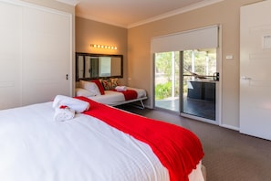 8 makuuhuonetta, työpöytä, silitysrauta/-lauta, vauvan matkasänky