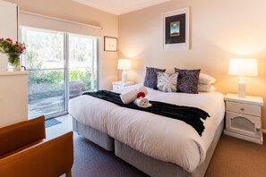 8 chambres, bureau, fer et planche à repasser, lit parapluie