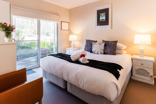 8 chambres, bureau, fer et planche à repasser, lit parapluie