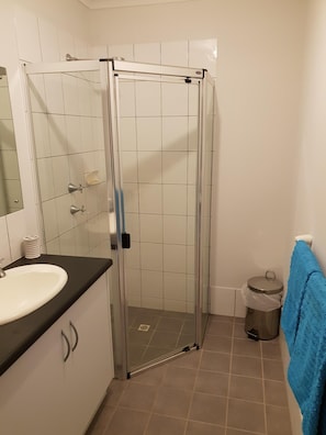 Bathtub, hair dryer, towels, soap - Quite harbour village. Close to beach, boat ramp and attractions (Penneshaw)