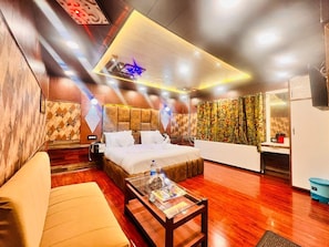 Deluxe Double Room | Premium bedding, down comforters, pillowtop beds, in-room safe - Pine View Resort - Gulmarg (Baramula)