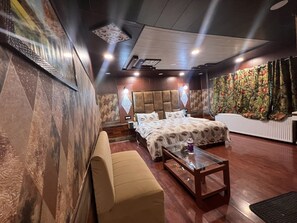 Phòng đôi Deluxe | Bộ đồ giường cao cấp, chăn bông, nệm có lớp đệm bông 