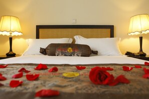 Minibar, in-room safe, desk, blackout drapes - Wassamar Hotel (Addis Ababa)