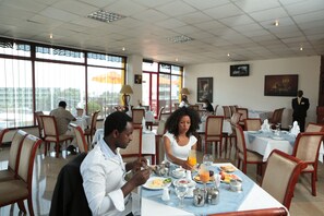 S'hi serveixen esmorzars, dinars i plats de cuina local i internacional