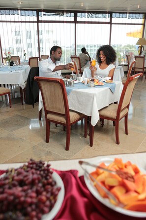 供应早餐、午餐和晚餐，本地与国际菜