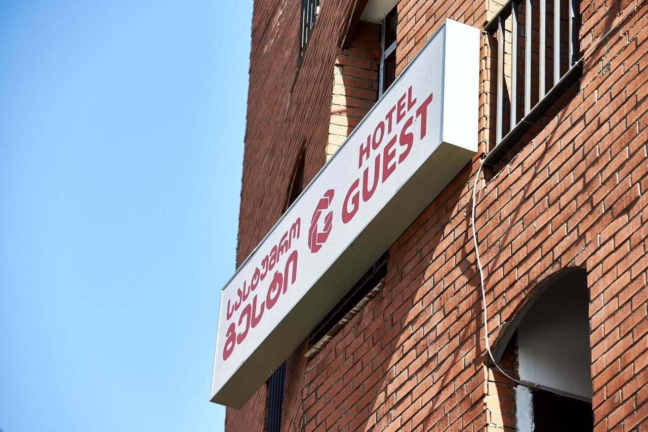A hotel sign on a red brick building.