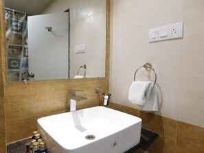 Indoor spa tub