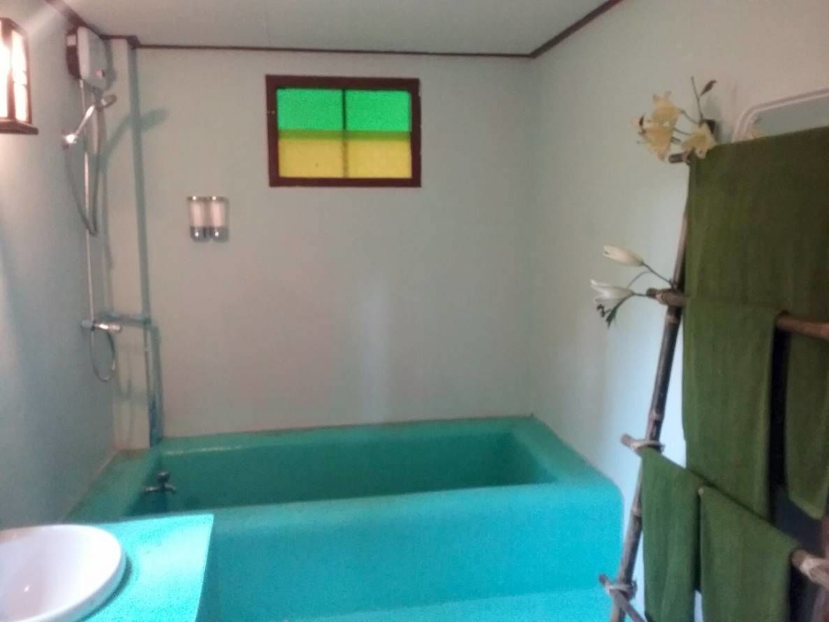 Deep soaking tub, towels