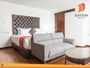 Habitació superior | 1 dormitori, escriptori i roba de llit 