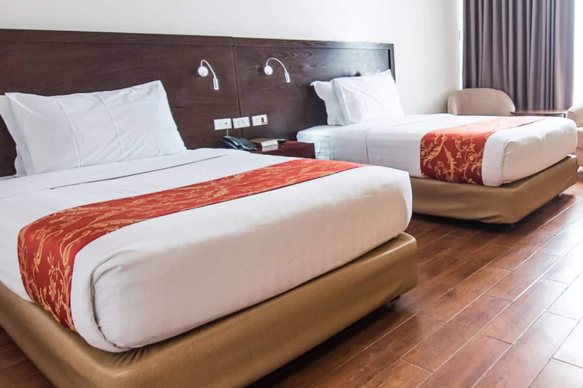 Phòng Deluxe | Bàn, bộ trải giường 