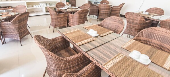 Daily cooked-to-order breakfast (PHP 300 per person)