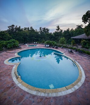 2 outdoor pools - Syna Tiger Resort - Bandhavgarh (Manpur)
