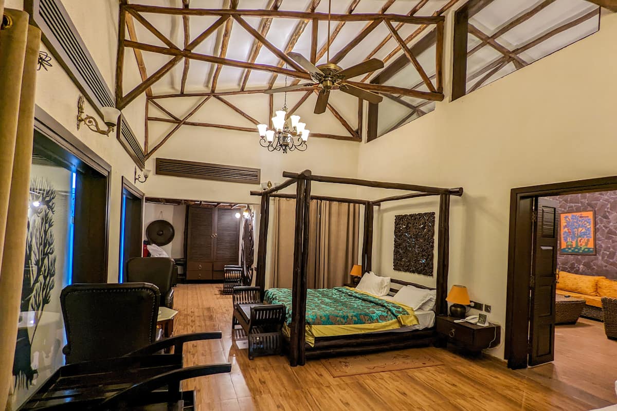 Suite de lujo, 1 cama King size, para no fumadores, vista al jardín | Escritorio, camas extra y ropa de cama