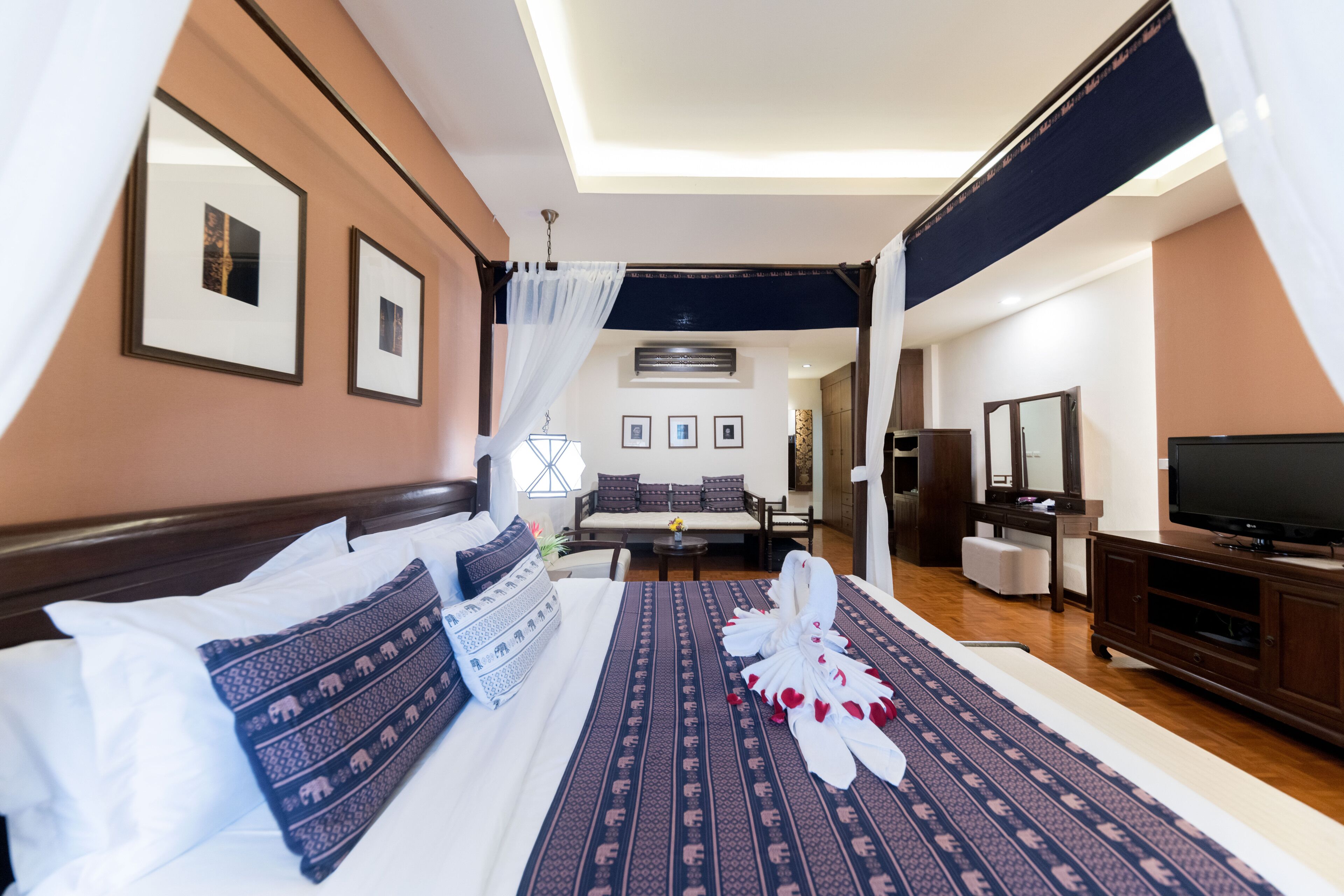 华丽双人房 | 高档床上用品、泰普尔床垫、客房内保险箱、特色装修