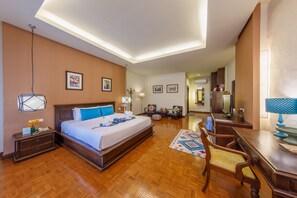 Habitación doble superior | Sala de estar | Televisión de pantalla plana de 32 pulgadas con canales por cable