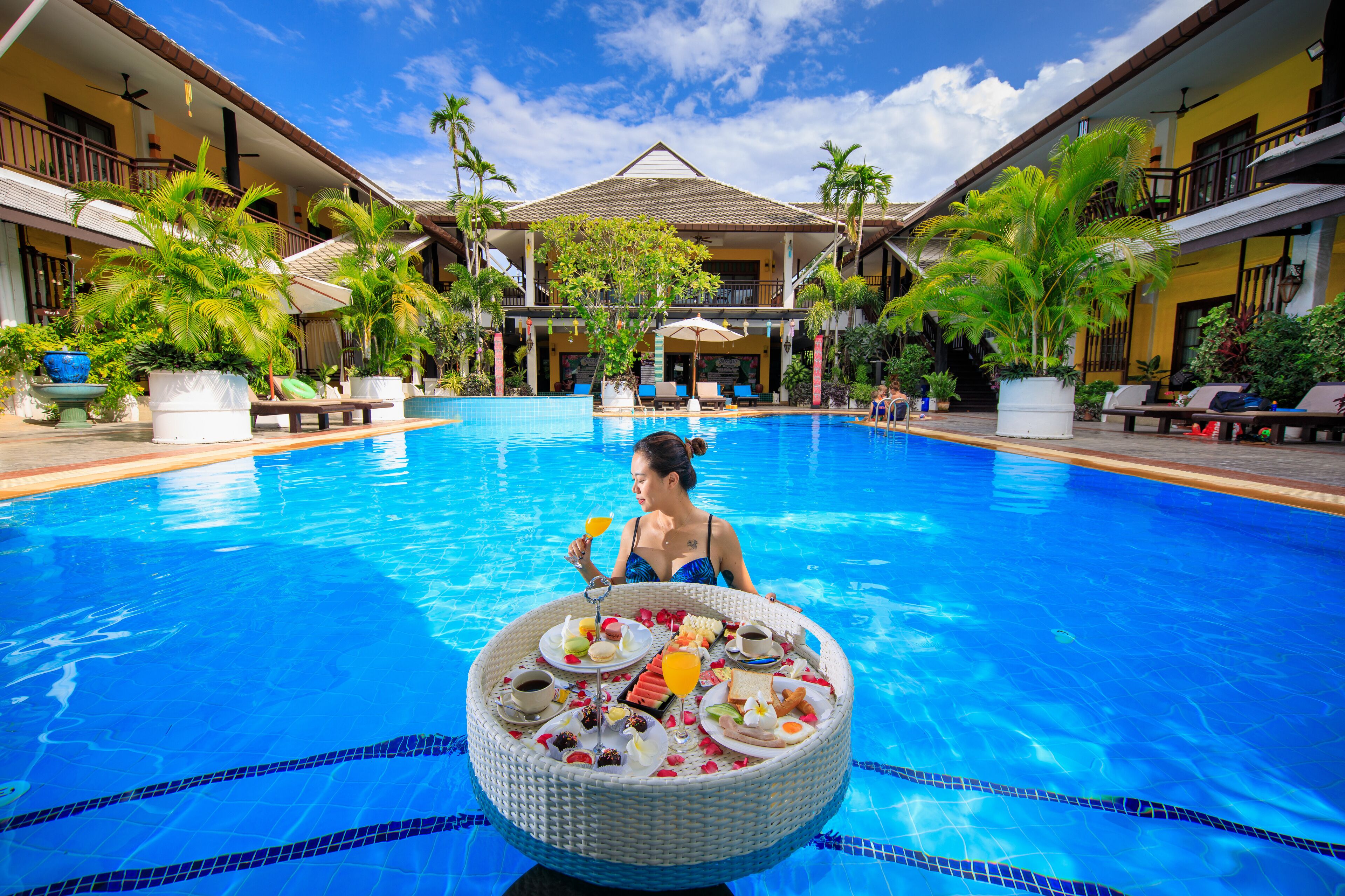 Outdoor pool, pool loungers